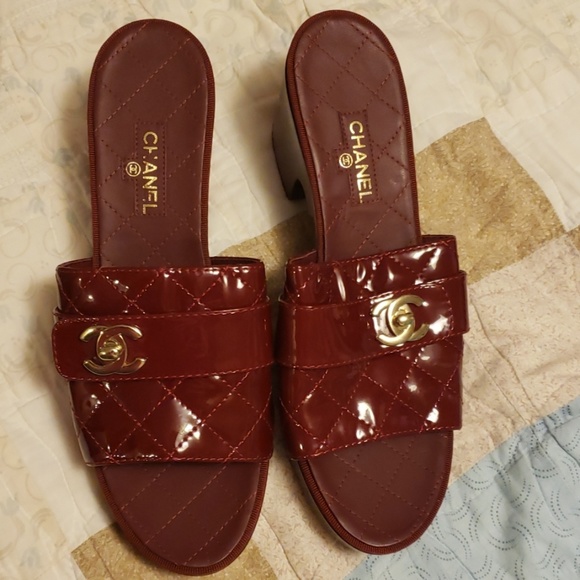 Burgundy sandals. - Picture 1 of 3